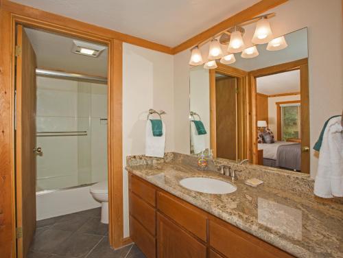 Palisades Tahoe Ski Condo - Remodeled 2 BR, Walking Distance to Lifts & Village