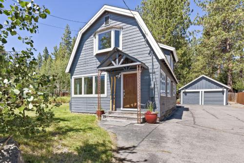 Rustling Grove in Tahoe City - Pet-Friendly, Walking Distance to Downtown and Lake - Private Hot Tub in Tahoe City (CA)