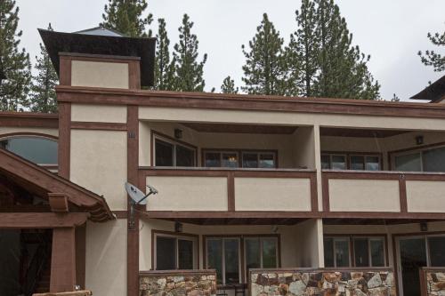 Palisades Tahoe Ski Condo - Remodeled 2 BR, Walking Distance to Lifts & Village