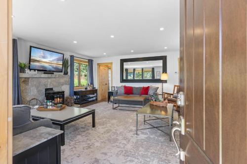 Rustling Grove in Tahoe City - Pet-Friendly, Walking Distance to Downtown and Lake - Private Hot Tub in Tahoe City (CA)