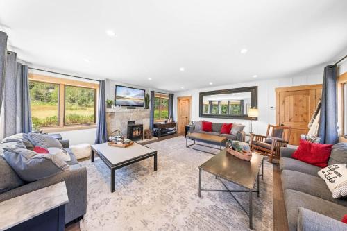 Rustling Grove in Tahoe City - Pet-Friendly, Walking Distance to Downtown and Lake - Private Hot Tub in Tahoe City (CA)