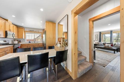 Rustling Grove in Tahoe City - Pet-Friendly, Walking Distance to Downtown and Lake - Private Hot Tub in Tahoe City (CA)