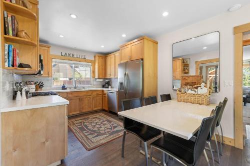 Rustling Grove in Tahoe City - Pet-Friendly, Walking Distance to Downtown and Lake - Private Hot Tub in Tahoe City (CA)