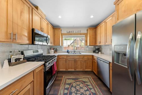 Rustling Grove in Tahoe City - Pet-Friendly, Walking Distance to Downtown and Lake - Private Hot Tub in Tahoe City (CA)