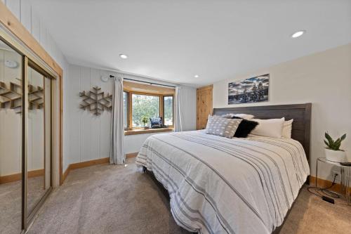 Rustling Grove in Tahoe City - Pet-Friendly, Walking Distance to Downtown and Lake - Private Hot Tub in Tahoe City (CA)