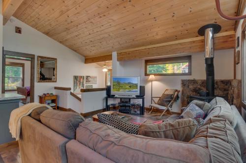 Silver Tip at Tahoe Park w HOA amenities - 3BR Pet Friendly, Hot Tub, Tahoe City