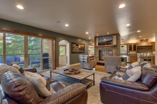 Tahoe Rim Retreat - Spacious 4BR with Pool Table and Private Hot Tub - Pet Friendly!