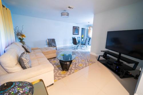 Chardonnay- Luxe home with pool ,spa and close to equestrian in Royal Palm Beach (FL)