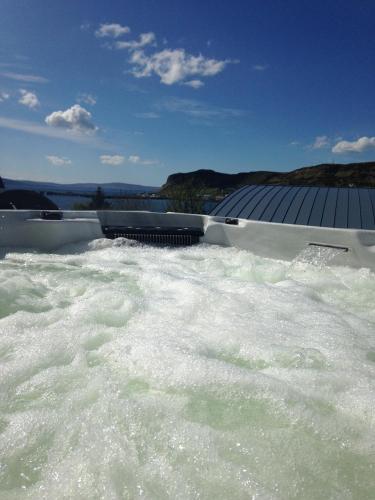 Stones Luxury B&B with hot tub and self-contained rooms in Uig