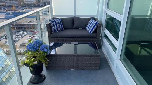 BrandNew Penthouse furnished with Versace 頂級閣樓公寓 in Richmond, Canada