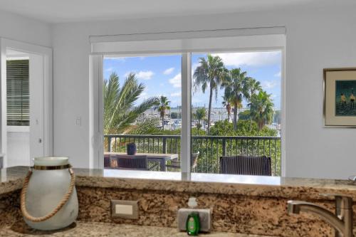 Gorgeous Spacious 2bed 2bath Bayview In Grove - Tap to explore photos