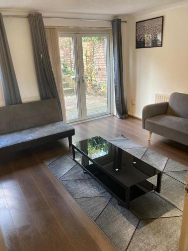 Home in Medway 3bedroom free sports channel, parking - Apartment - Chatham