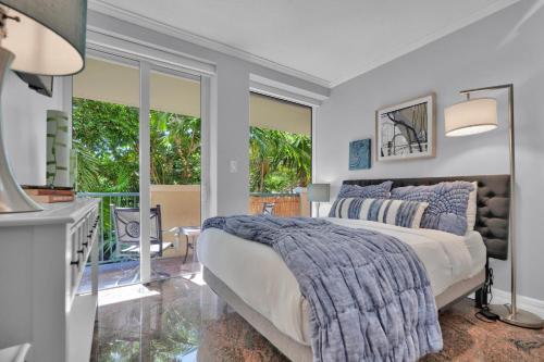 Treetop Retreat! Cozy 2 Bedroom In Heart Of Grove, Miami-Dade, Florida
