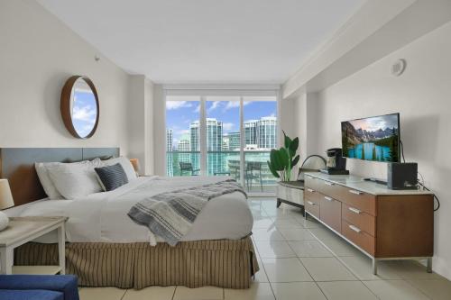 Beautiful Blue & Gold Studio With Ocean View in Miami, USA