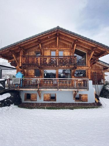 Grand chalet à la montagne