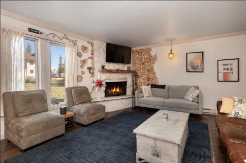 Fun + Cozy Winter Park Condo, 3.5 miles to resort in Winter Park, USA