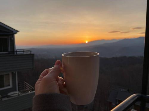 Comfy Condo With Amazing View of Gatlinburg and the Smokies