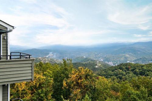 Comfy Condo With Amazing View of Gatlinburg and the Smokies