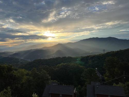 Comfy Condo With Amazing View of Gatlinburg and the Smokies