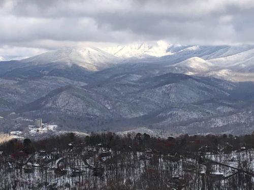 Comfy Condo With Amazing View of Gatlinburg and the Smokies