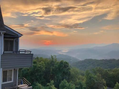 Comfy Condo With Amazing View of Gatlinburg and the Smokies