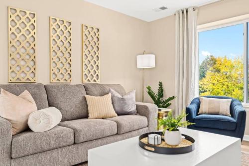 New! Charming Upper Unit in the Heart of Roseville in Roseville, USA