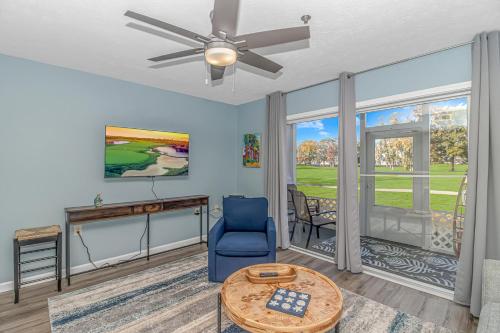 Beautifully Renovated- Ground Floor Condo Sleeps 4! 1 bed, 1 bath - River Oaks Golf Villas unit 7-B