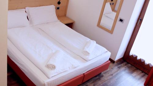 2 twin beds, 1 sofa bed