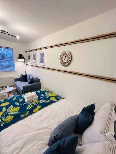 R3 - Private Room with Kitchenette and Lounge in Birmingham House - Quinton R3 - Private Room with Kitchenette and Lounge in Birmingham House - Quinton