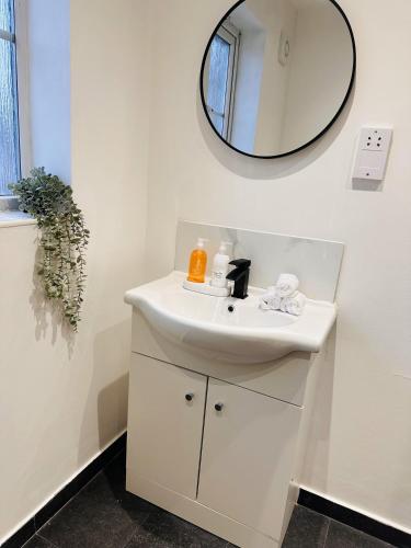 R3 - Private Room with Kitchenette and Lounge in Birmingham House - Quinton R3 - Private Room with Kitchenette and Lounge in Birmingham House - Quinton