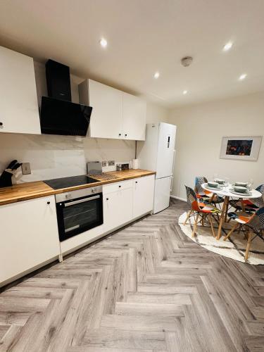 R3 - Private Room with Kitchenette and Lounge in Birmingham House - Quinton R3 - Private Room with Kitchenette and Lounge in Birmingham House - Quinton