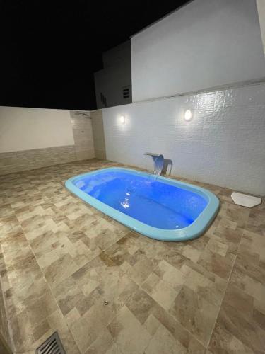 Casa com piscina em condomínio