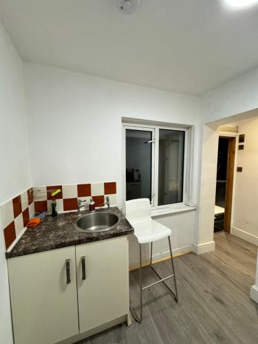 1 bed with kitchenette and bathroom in 考利