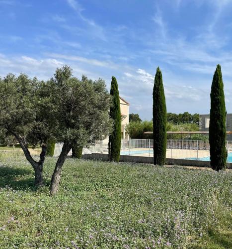 Appartement avec terrasse et piscine Le Baptistou