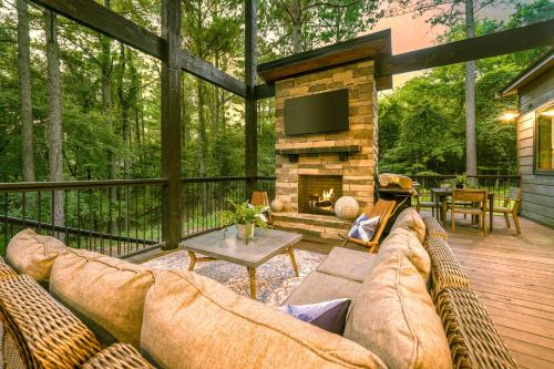 New Modern Farmhouse w Jacuzzi BBQ Arcade in Broken Bow, USA