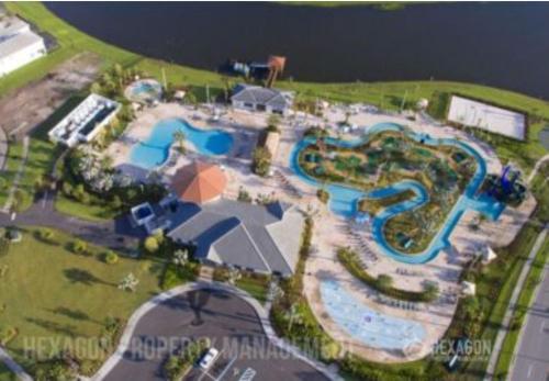 Brand new townhouse 5Bed/4bath pool 10min disney