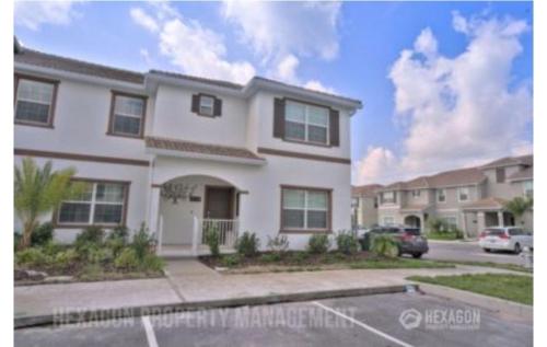 Brand new townhouse 5Bed/4bath pool 10min disney