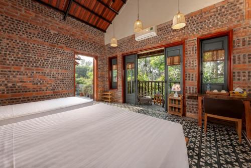 1 king bed, 1 twin bed
