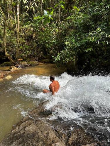 Casa de campo com cachoeira no quintal