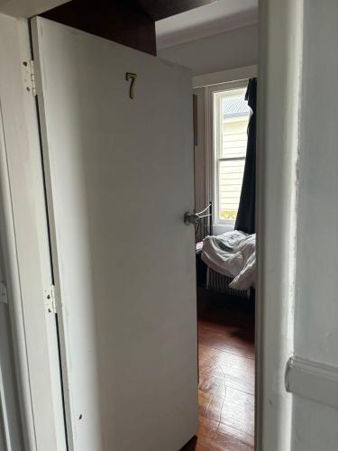 Mt Eden Tidy Bedroom rm7 near Museum of Transport & Technology (MOTAT)