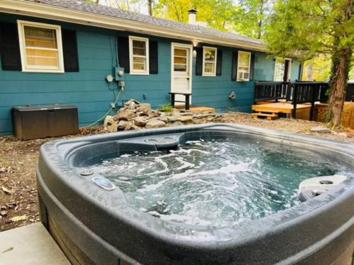 Mountain Lake Retreat - hot tub, lake, fire pit, wineries, restaurant