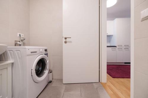  NEW! Convenient ViennaLove Apartment WienMeidling in Wien