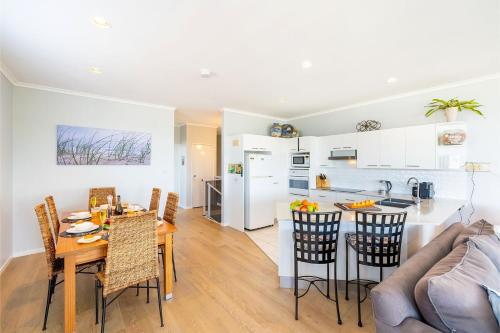 keuken, Birubi First Wave, 45a Ocean Ave - pet friendly, waterfront, waterviews, air con, Wi-Fi in Anna Bay