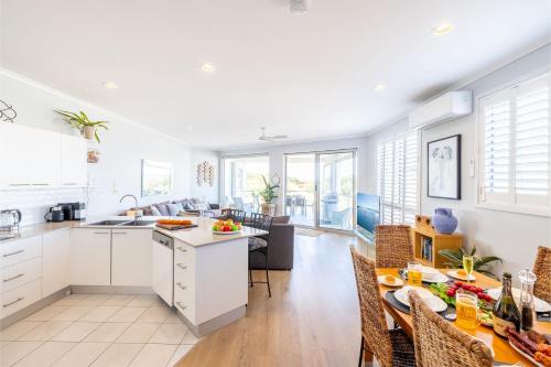 keuken, Birubi First Wave, 45a Ocean Ave - pet friendly, waterfront, waterviews, air con, Wi-Fi in Anna Bay