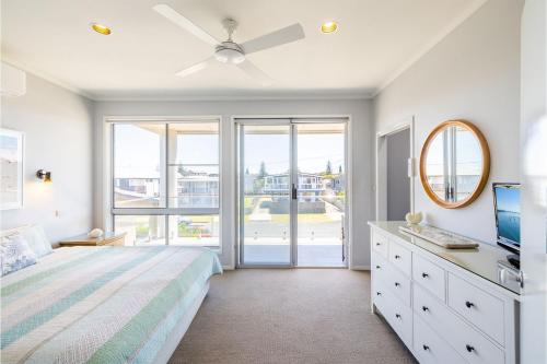Birubi First Wave, 45a Ocean Ave - pet friendly, waterfront, waterviews, air con, Wi-Fi in Anna Bay