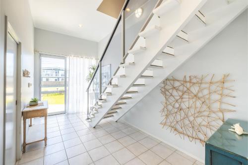 Entree, Birubi First Wave, 45a Ocean Ave - pet friendly, waterfront, waterviews, air con, Wi-Fi in Anna Bay