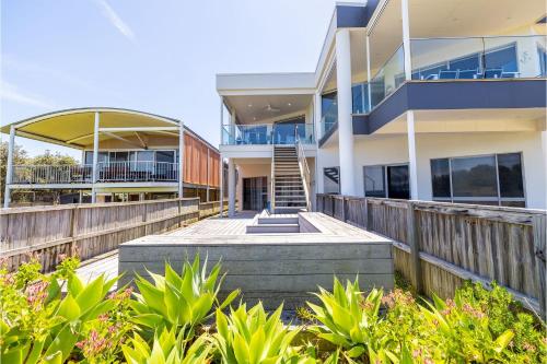 Uitzicht, Birubi First Wave, 45a Ocean Ave - pet friendly, waterfront, waterviews, air con, Wi-Fi in Anna Bay