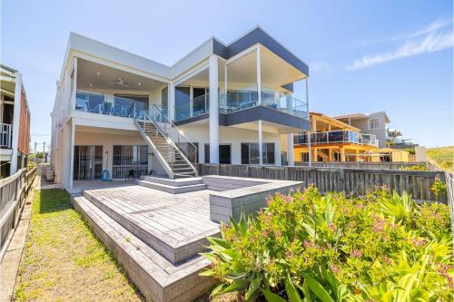 Uitzicht, Birubi First Wave, 45a Ocean Ave - pet friendly, waterfront, waterviews, air con, Wi-Fi in Anna Bay