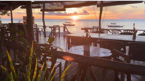 Étterem, White Beach Front and Cottages Hinugtan Resort in Buruanga in Buruanga