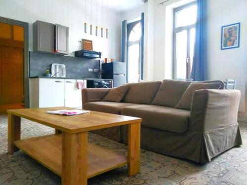 Sublime et spacieux logement - Beau quartier Le Cours Foucault - 4 couchages - Places de stationnements gratuites - Balcon et vue sur Parc arboré - 5 min à pied de l'hypercentre Montauban - Location saisonnière - Montauban